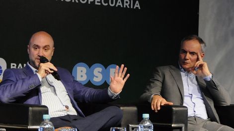 El director de Asesoría de Política Comercial del Ministerio de Economía, Juan Labraga, y el gerente de Inversiones y Aftercare de Uruguay XXI, Alejandro Ferrari.