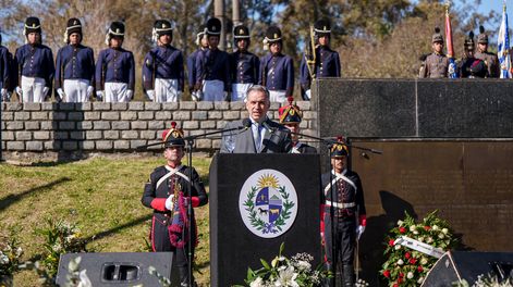 Yamandú Orsi en el acto oficial de la conmemoración del Bicentenario de la Declaratoria de la Independencia.