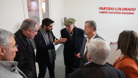 Los precandidatos y las autoridades del Partido Colorado en el CEN, tratando de definir la fórmula la noche del domingo 30 Los precandidatos y las autoridades del Partido Colorado en el CEN, tratando de definir la fórmula la noche del domingo 30