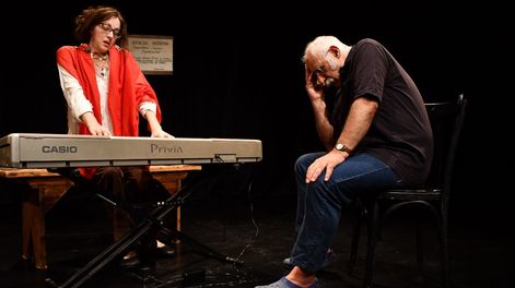 Leo Maslíah y Lorena Rizzo en La clase de piano.