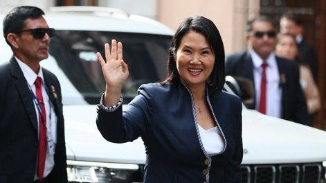 La presidenta electa de Perú, Keiko Fujimori, saluda a su llegada al Ministerio de Relaciones Exteriores para las reuniones bilaterales con delegaciones extranjeras previas a su toma de posesión en Lima el 27 de julio de 2026.