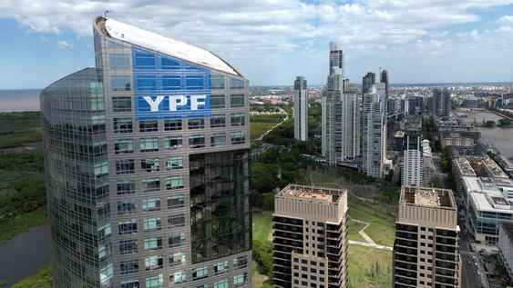 Sede de YPF, en Buenos Aires. Sede de YPF, en Buenos Aires.