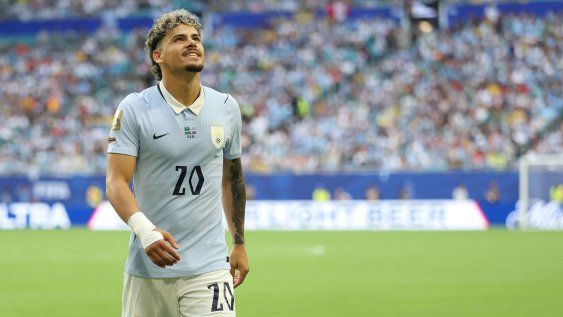 El jugador de la selección uruguaya de fútbol Maximiliano Araújo luce la camiseta celeste en la cancha, durante el Mundial 2026. El jugador de la selección uruguaya de fútbol Maximiliano Araújo luce la camiseta celeste en la cancha, durante el Mundial 2026.
