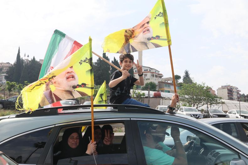 Personas desplazadas celebran en sus vehículos mientras regresan a sus hogares en la carretera hacia el sur de Beirut, Líbano, el 17 de abril de 2026.&nbsp;