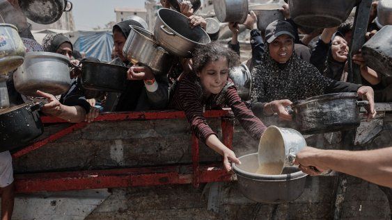 Palestinos, incluyendo niños, que tienen dificultades para acceder a alimentos debido al bloqueo israelí y los continuos ataques a la Franja de Gaza, hacen fila para recibir comidas calientes distribuidas por la organización benéfica en la Ciudad de Gaza, Franja de Gaza, el 30 de julio de 2025 Palestinos, incluyendo niños, que tienen dificultades para acceder a alimentos debido al bloqueo israelí y los continuos ataques a la Franja de Gaza, hacen fila para recibir comidas calientes distribuidas por la organización benéfica en la Ciudad de Gaza, Franja de Gaza, el 30 de julio de 2025