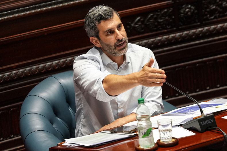 Senador Daniel Caggiani durante la votación del acuerdo Mercosur-Unión Europea