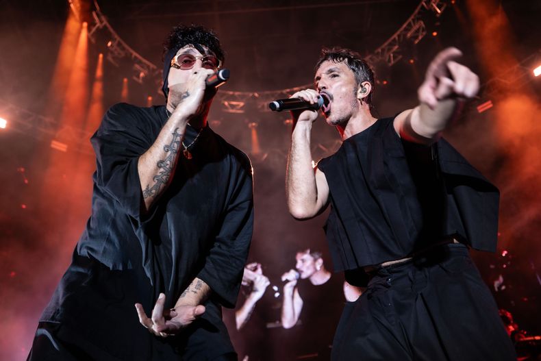El dúo argentino de rock alternativo formado por Dante Spinetta y Emmanuel Horvilleur en 1990, pionero en el rap argentino, fue y es reconocido por fusionar funk, hip-hop, rap y soul con ritmos latinos, y evolucionó incluyendo funk metal, acid jazz y pop, caracterizado por una energía muy audaz, disruptiva e influyente.