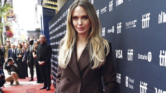 Angelina Jolie brilló en la première de Couture, su última película. Para la ocasión vistió un abrigo largo de lana marrón de la diseñadora uruguaya Gabriela Hearst, que llevó como vestido, dejando entrever una pierna. Angelina Jolie brilló en la première de Couture, su última película. Para la ocasión vistió un abrigo largo de lana marrón de la diseñadora uruguaya Gabriela Hearst, que llevó como vestido, dejando entrever una pierna.