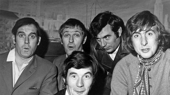 Los Monty Python estuvieron en la BBC desde 1969 hasta 1974, pero Cleese se fue al final de la tercera temporada.