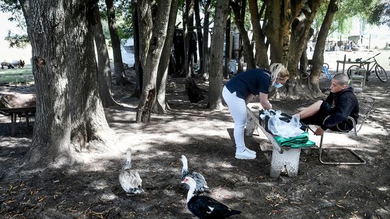 Atención a un paciente en Estación Tapia, en la zona rural de Canelones. Atención a un paciente en Estación Tapia, en la zona rural de Canelones.