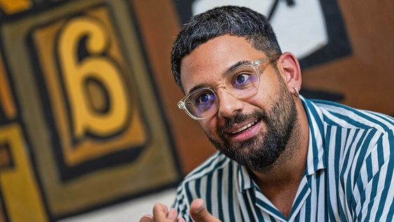 Joaquín Mateauda durante la entrevista con Búsqueda. Foto: Mauricio Zina / adhocFOTOS