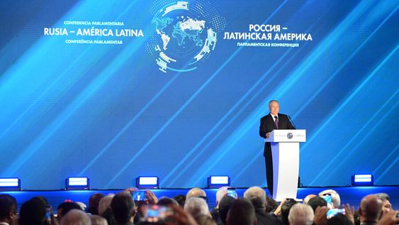 Presidente ruso, Vladímir Putin, en la conferencia con órganos legislativos de América Latina. Foto: Summit Presidente ruso, Vladímir Putin, en la conferencia con órganos legislativos de América Latina. Foto: Summit