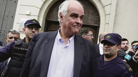 Búsqueda | Gustavo Penadés en la salida de Fiscalía de la calle Cuareim en Montevideo. Foto: Javier Calvelo / adhocFOTOS