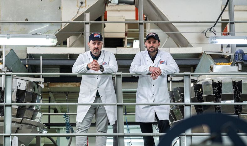 Marco y Leonardo Maganja posan para Trayectorias en la fábrica de Adria. Foto: Adrián Echeverriaga