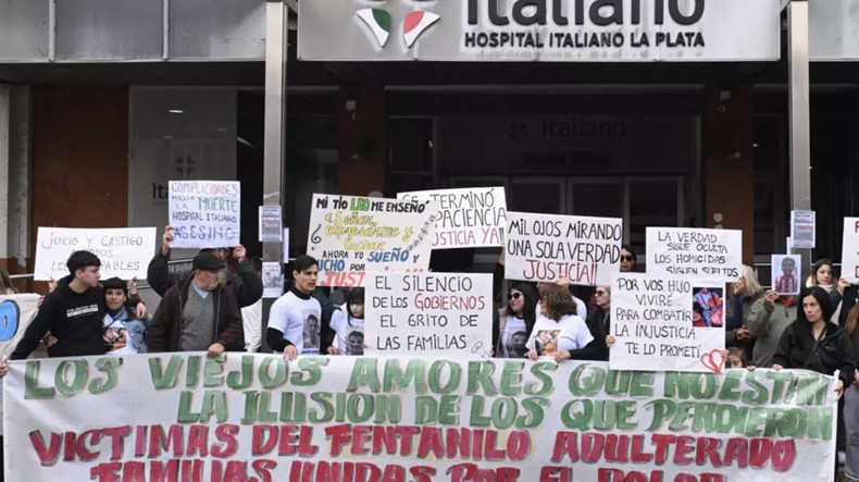 Los familiares de las víctimas de la contaminación por fentanilo se manifiestan frente al Hospital Italiano de La Plata, Argentina, el 31 de julio de 2025, para exigir justicia