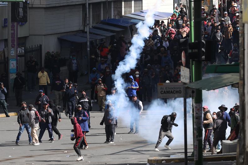 Manifestantes se enfrentan con integrantes de la Policía de Bolivia durante una jornada de protestas que exigen la renuncia del presidente de Bolivia, Rodrigo Paz, este lunes 25 de mayo de 2026 en La Paz (Bolivia).