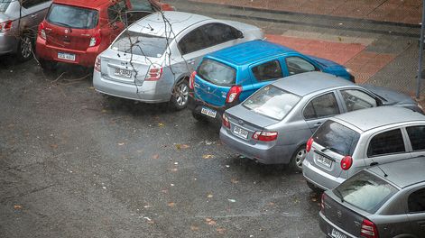 Autos en la plaza Cagancha de Montevideo. Foto: Santiago Mazzarovich / adhocFOTOS