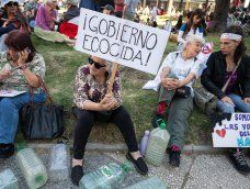 Entrega de firmas en el Ministerio de Ambiente contra la prospección sísmica, y movilización frente a Torre Ejecutiva, de la Asamblea por un Mar Libre de Petroleras, 15 de diciembre de 2025. Entrega de firmas en el Ministerio de Ambiente contra la prospección sísmica, y movilización frente a Torre Ejecutiva, de la Asamblea por un Mar Libre de Petroleras, 15 de diciembre de 2025.