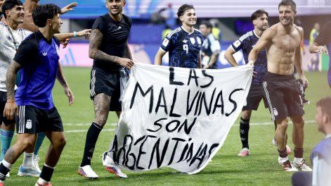 Jugadores de Argentina sostienen una pancarta con el lema “Las Islas Malvinas son argentinas” mientras celebran su victoria en el partido de semifinales de la Copa Mundial de la FIFA 2026 entre Inglaterra y Argentina, en Atlanta, EE. UU., el 15 de julio de 2026.