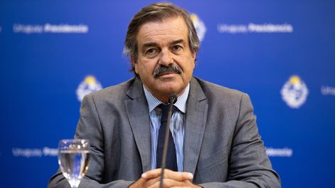 Carlos María Uriarte durante una conferencia de prensa en Torre Ejecutiva. Foto: Santiago Mazzarovich / adhocFOTOS