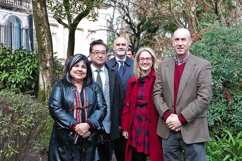 Directora de Cultura de la Intendencia de Montevideo María Inés Obaldía, Gastón Hideo Mizuki, Gustavo Sánchez, María Azpiroz y Alfredo Crestanello