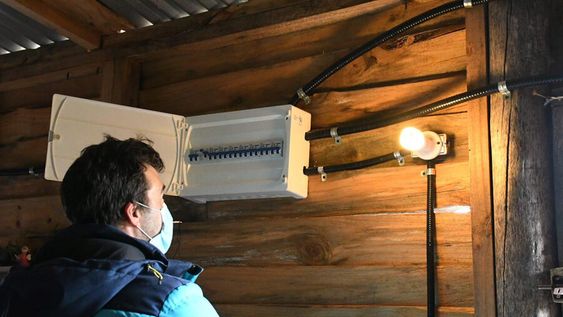 La regularización del servicio eléctrico en la localidad de Totoral de Sauce. Foto: UTE La regularización del servicio eléctrico en la localidad de Totoral de Sauce. Foto: UTE