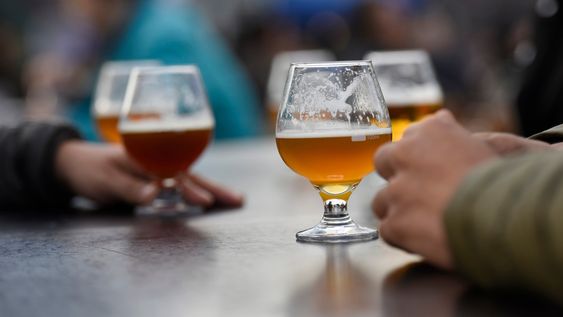 Más de la mitad de la población toma alcohol en forma habitual. Más de la mitad de la población toma alcohol en forma habitual.