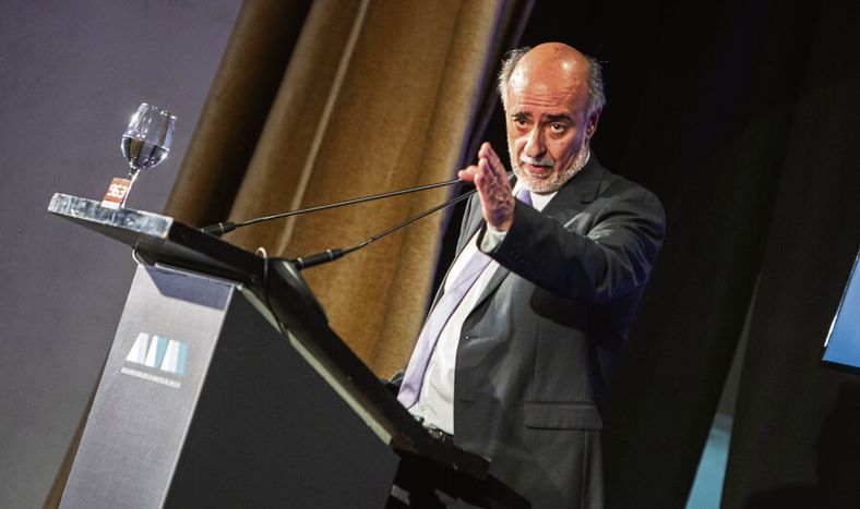 El ministro de Trabajo, Pablo Mieres, al disertar en un almuerzo de ADM. Foto: Mauricio Zina / adhocFOTOS