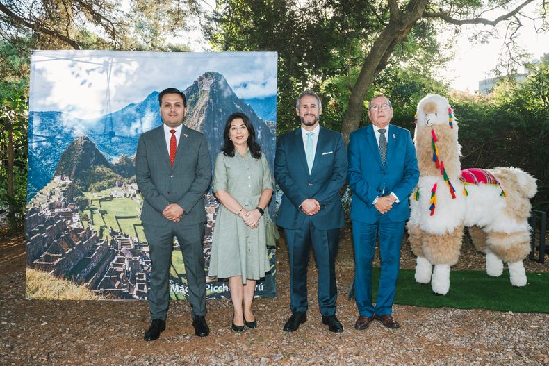 De la Embajada&nbsp;de Perú: cónsul&nbsp;Giancarlo Manrique,&nbsp;ministra Angélica&nbsp;Calderón, consejero&nbsp;Gerardo Talavera y&nbsp;agregado comercial&nbsp;Ricardo Romero.