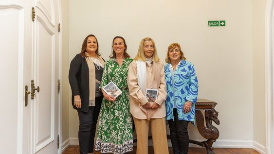 De Biblioteca Nuestros Hijos: Pilar Echavarren, Stella Pérez del Castillo, Rosario Maspons y vicepresidenta María Beatriz Echavarren