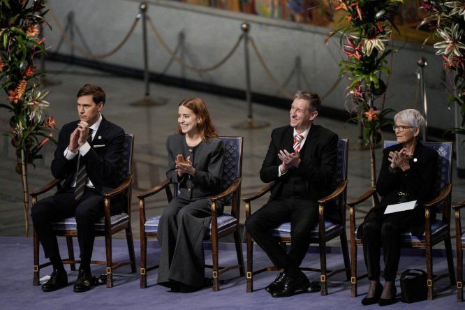 La hija de la ganadora del Premio Nobel de la Paz, Ana Corina Sosa, durante la entrega del Premio Nobel de la Paz en el Ayuntamiento de Oslo, Noruega, el este miércoles.