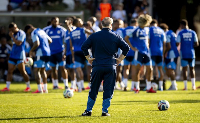 El seleccionador neerlandés de fútbol de Curazao, Dick Advocaat, dirige la sesión de entrenamiento de su equipo en el campo del SJC en Noordwijk el 25 de mayo de 2026, antes de su primera participación en la Copa Mundial de la FIFA.