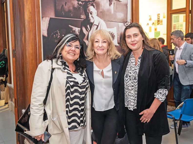 La directora de Cultura de la Intendencia de Montevideo María Inés Obaldía, la intendenta de Montevideo Carolina Cosse y la directora del Teatro Solís Malena Muyala