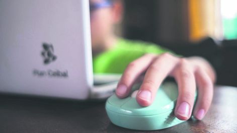 Escolar con una notebook del Plan Ceibal. Foto: Pablo Vignali, adhocFOTOS