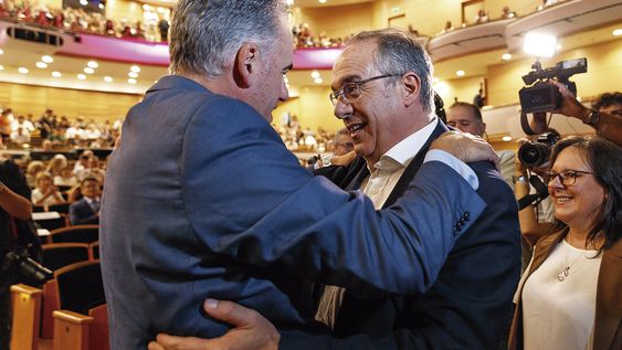 El presidente de la República Yamandú Orsi saluda al ministro de Cultura José Carlos Mahía El presidente de la República Yamandú Orsi saluda al ministro de Cultura José Carlos Mahía