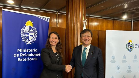 Vicecanciller Valeria Csukasi junto al ministro de Asuntos Exteriores de Japón, Horii Iwao Vicecanciller Valeria Csukasi junto al ministro de Asuntos Exteriores de Japón, Horii Iwao