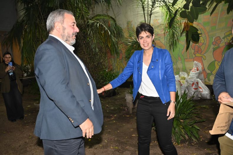 Verónica Piñeiro saluda a Mario Bergara al llegar a la Huella de Seregni