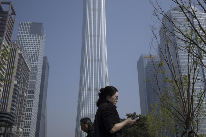 Personas caminan en el Distrito Central de Negocios (CBD) de Pekín, China, el 10 de abril de 2025