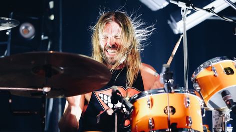 Búsqueda | Emocionante concierto homenaje a Taylor Hawkins, con su hijo tocando la batería con Foo Fighters