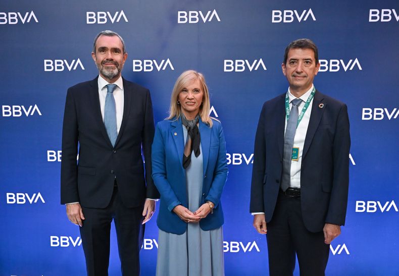 Alberto Charro, country manager de BBVA Uruguay;  Beatriz Argimón, vicepresidenta de la República; y Rafael Doménech, responsable de análisis económico en BBVA Research