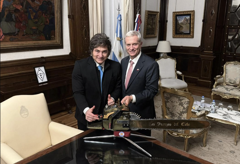 Javier Milei y José Antonio Kast posan con una motosierra en Casa Rosada.
