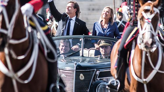 La vicepresidenta Beatriz Argimón y el presidente Luis Lacalle Pou se trasladaron a la plaza Independencia en un Ford V8 de 1937, perteneciente a su bisabuelo, Luis Alberto de Herrera, y utilizado por su padre, Luis Lacalle Herrera.