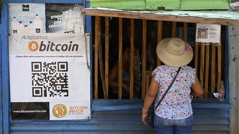 Una mujer compra en una tienda que acepta bitcoins en El Zonte, La Libertad, El Salvador. Foto: AFP.