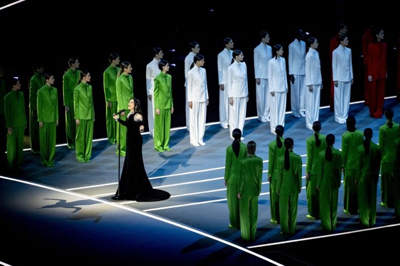 La italiana Laura Pausini entonó el himno italiano junto a un desfile de modelos con trajes de Giorgio Armani que formaron la bandera tricolor. 