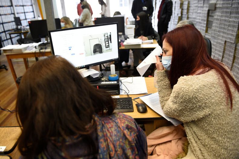 Proceso de verificación de firmas presentadas para convocar referéndum contra la LUC, en la Corte Electoral, Montevideo. Foto: Daniel Rodriguez / adhocFOTOS