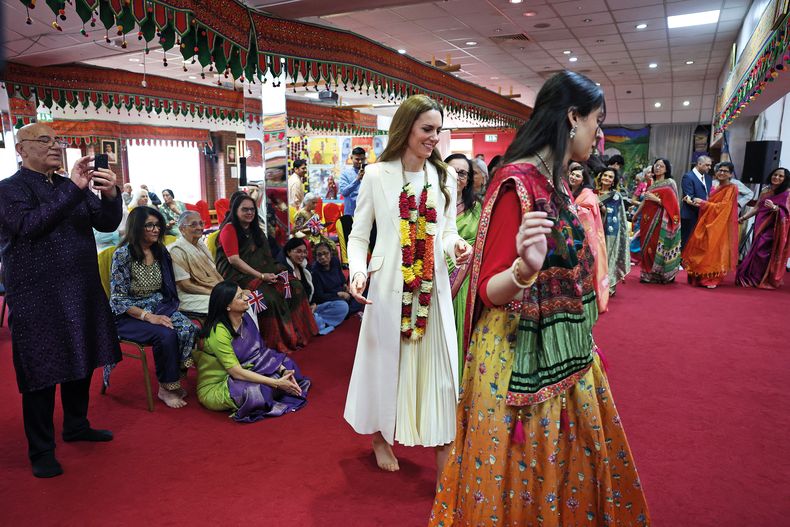 Durante su visita a la comunidad india de Leicester, la princesa Kate improvisó pasos de Bollywood en una ronda con bailarinas.