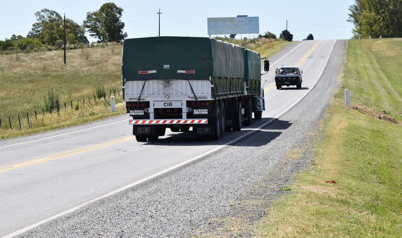Transportistas se reúnen con la ministra Etcheverry por Guía de Carga, van a paro y convocan asamblea