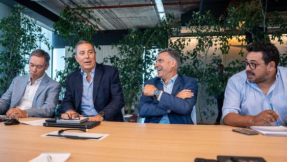 Las futuras autoridades del MEF junto al mandatario electo y al designado secretario de la Presidencia Las futuras autoridades del MEF junto al mandatario electo y al designado secretario de la Presidencia