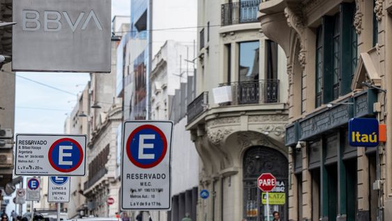 Carteles de los bancos BBVA e Itaú, en la Ciudad Vieja: un sistema con el horario desfasado.