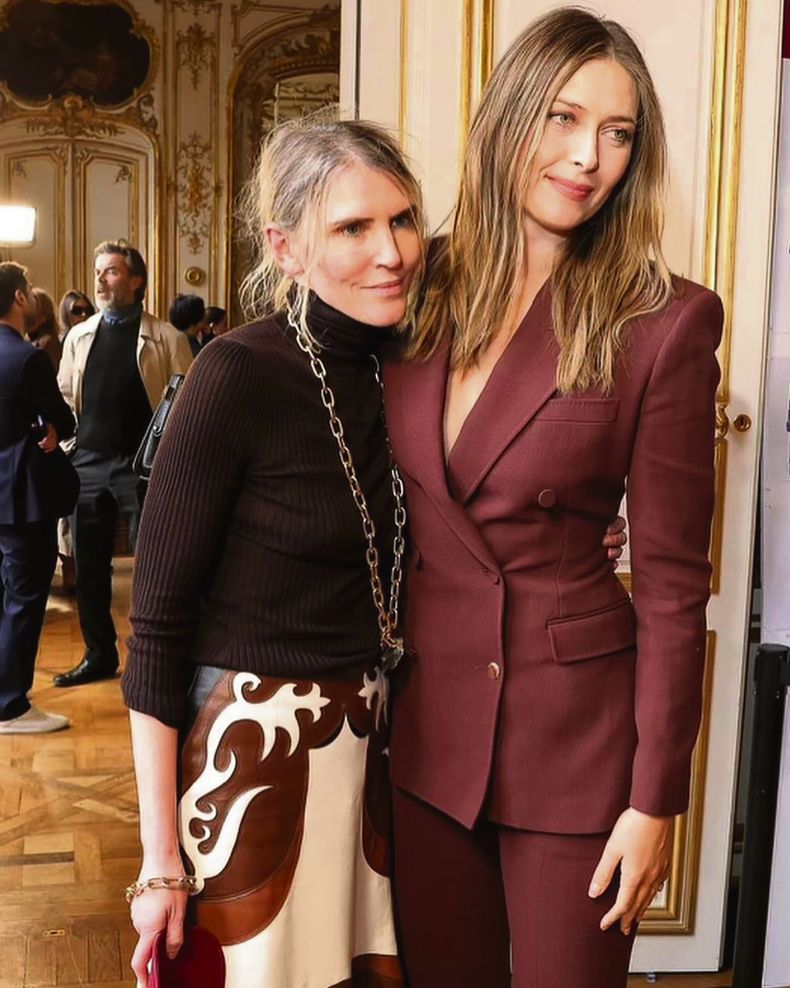 Gabriela Hearst y Maria Sharapova en el desfile Primavera-Verano 2025 de la marca en la Semana de la Moda de París
